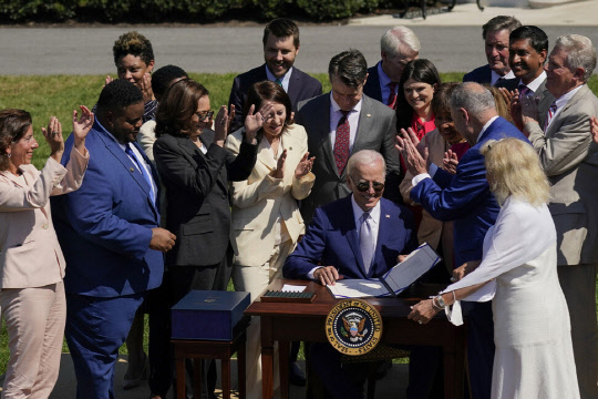 조 바이든 미국 대통령이 9일 워싱턴 백악관에서 '2022 칩과 과학법안'에 서명하고 있다. [워싱턴=AP 연합뉴스]